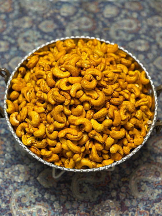 نمای نزدیک از بادام هندی زعفرانی تازه و خوشعطر سایز 180 | کاجو تفتداده با زعفران ایرانی برند خشایارکو