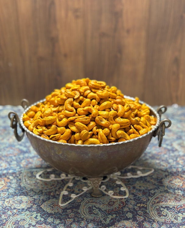 بادام هندی زعفرانی لوکس در ظرف پذیرایی چوبی | آجیل مجلسی خشایارکو