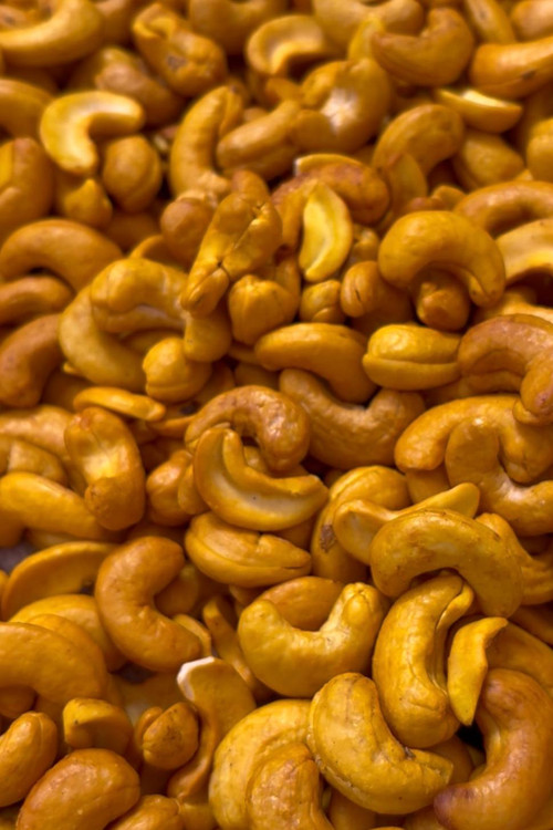 بادام هندی زعفرانی تفتداده درجه یک سایز 180 خشایارکو | خرید کاجو زعفرانی لوکس با عطر زعفران طبیعی